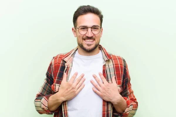 Jovem Bonito Homem Olhando Feliz Surpreso Orgulhoso Animado Apontando Para — Fotografia de Stock