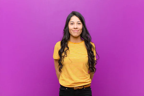 Jonge Mooie Latijnse Vrouw Glimlachend Positief Vol Vertrouwen Zoek Naar — Stockfoto