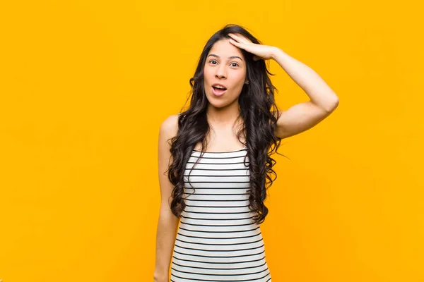 Jovem Bonita Mulher Latina Olhando Feliz Surpreso Surpreso Sorrindo Percebendo — Fotografia de Stock