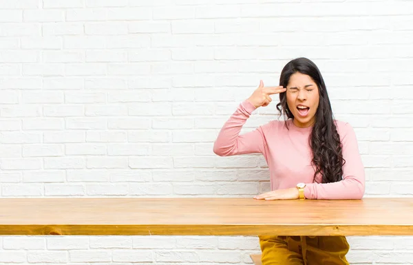 Joven Bonita Latina Buscando Infeliz Estresado Gesto Suicida Haciendo Señal — Foto de Stock