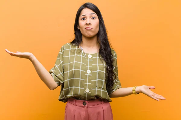 Jonge Mooie Spaanse Vrouw Zoek Verbaasd Verward Gestrest Zich Afvragend — Stockfoto