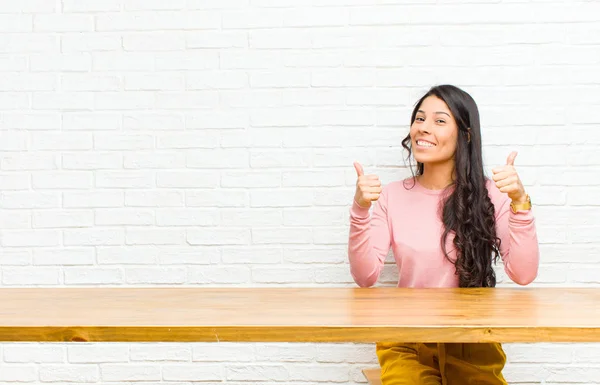 Junge Hübsche Lateinische Frau Lächelt Breit Und Sieht Glücklich Positiv — Stockfoto