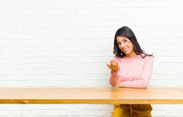 若いラテン系の女性は幸せを感じ成功し自信を持ち挑戦に直面してテーブルの前でお待ちしています — ストック写真