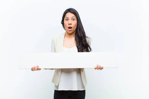 Junge Hispanische Hübsche Frau Mit Einem Plakat — Stockfoto