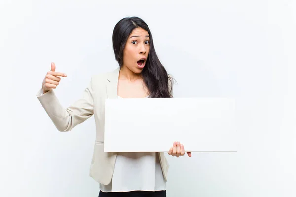 Junge Hispanische Hübsche Frau Mit Einem Plakat — Stockfoto