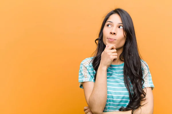 Joven Mujer Bastante Hispana Sintiéndose Reflexiva Preguntándose Imaginando Ideas Soñando —  Fotos de Stock