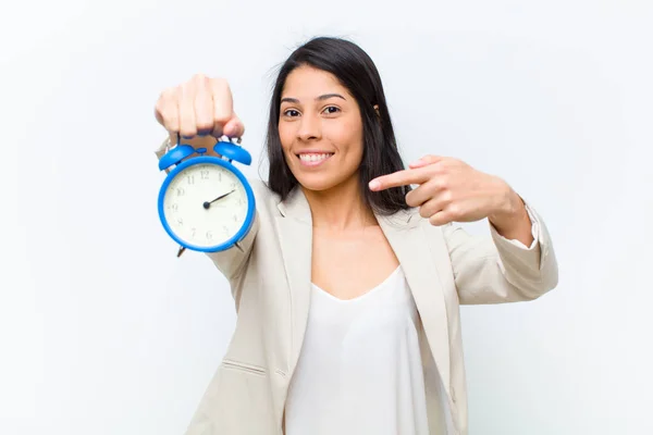 Jeune Hispanique Jolie Femme Avec Une Horloge — Photo