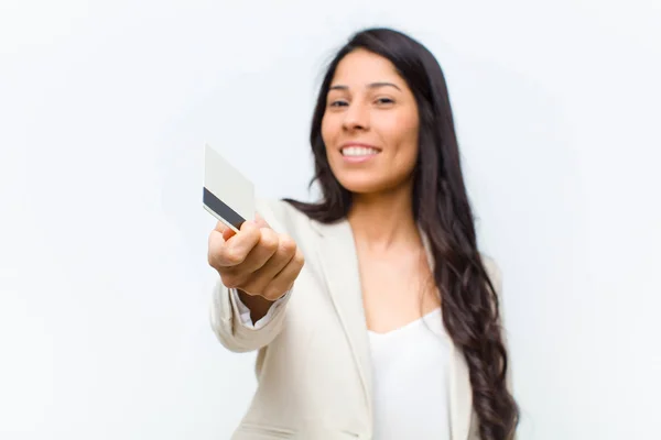 Joven Hispana Bonita Mujer Con Una Tarjeta Crédito — Foto de Stock