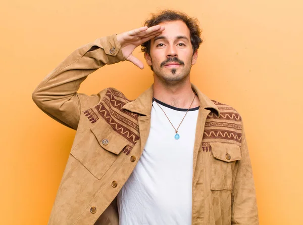 Joven Hombre Guapo Saludando Cámara Con Saludo Militar Acto Honor — Foto de Stock