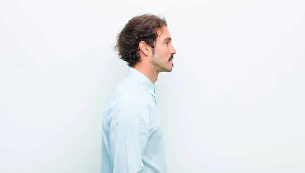 Mladý Pohledný Muž Profilu Pohled Hledá Kopírovat Prostor Před Sebou — Stock fotografie