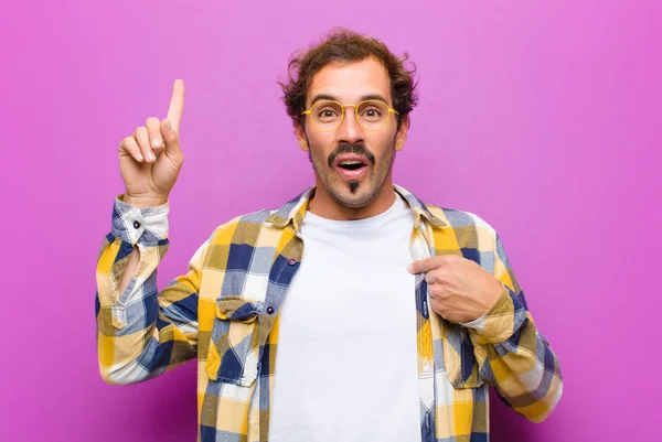 Junger Gutaussehender Mann Der Stolz Und Überrascht Ist Selbstbewusst Auf — Stockfoto