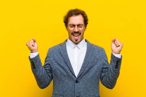 Jovem Homem Bonito Olhar Extremamente Feliz Surpreso Celebrando Sucesso Gritando — Fotografia de Stock