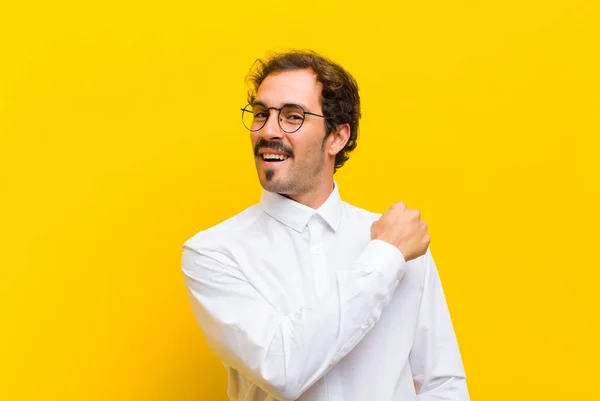 Jovem Homem Bonito Sentindo Feliz Positivo Bem Sucedido Motivado Enfrentar — Fotografia de Stock