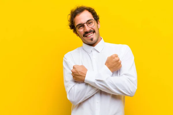 Jovem Homem Bonito Sorrindo Alegremente Comemorando Com Punhos Apertados Braços — Fotografia de Stock