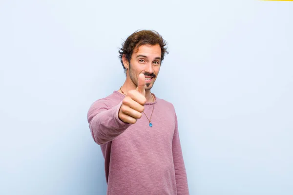 Giovane Uomo Bello Sentirsi Orgoglioso Spensierato Fiducioso Felice Sorridendo Positivamente — Foto Stock