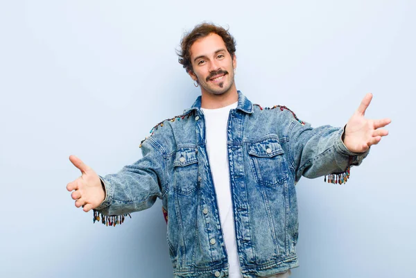 Joven Hombre Guapo Sonriendo Alegremente Dando Cálido Amistoso Cariñoso Abrazo — Foto de Stock