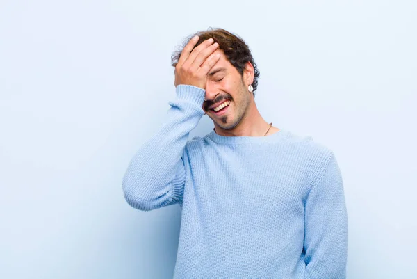 Jonge Knappe Man Die Lacht Zijn Voorhoofd Slaat Alsof Hij — Stockfoto