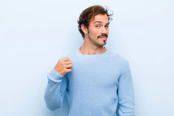 Jonge Knappe Man Die Arrogant Succesvol Positief Trots Uitziet Wijzend — Stockfoto