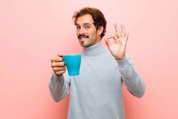 Jovem Homem Bonito Com Uma Xícara Café Contra Parede Plana — Fotografia de Stock