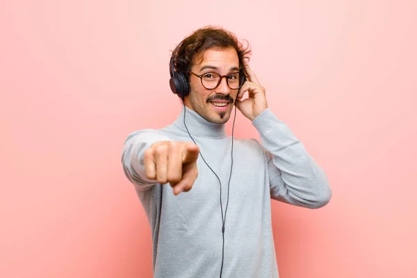 Jonge Knappe Man Met Koptelefoon Tegen Roze Platte Muur — Stockfoto