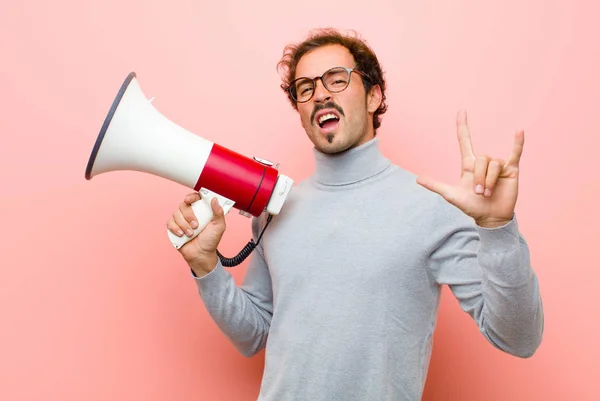 Joven Hombre Guapo Con Megáfono Contra Pared Plana Rosa — Foto de Stock