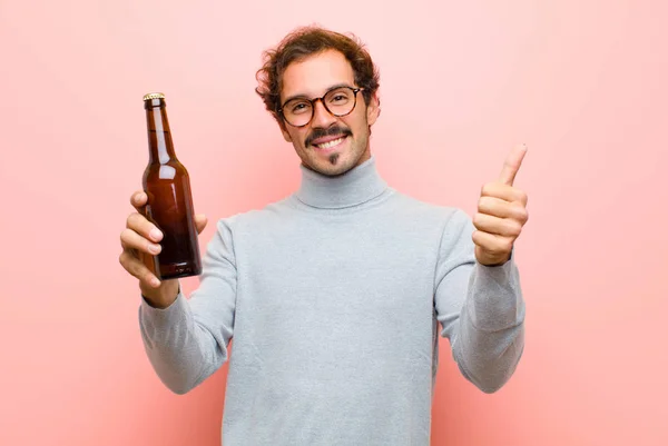 Jovem Bonito Homem Dançando Com Uma Cerveja Contra Rosa Parede — Fotografia de Stock