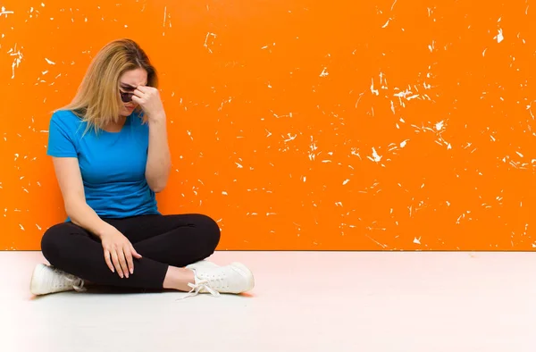 Jonge Blonde Vrouw Voelt Zich Gestrest Ongelukkig Gefrustreerd Raakt Het — Stockfoto