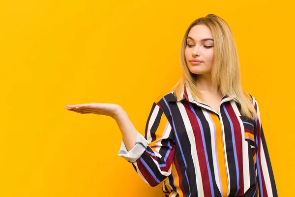 Giovane Bionda Bella Donna Sente Felice Sorridente Casualmente Guardando Oggetto — Foto Stock