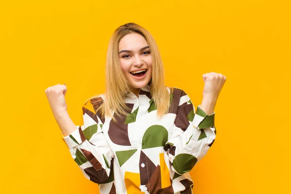 Jovem Loira Bonita Mulher Sentindo Feliz Surpreso Orgulhoso Gritando Celebrando — Fotografia de Stock