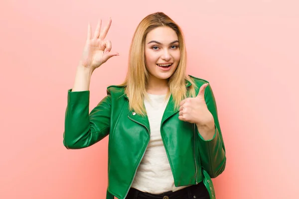 Ung Söt Blond Kvinna Känner Sig Glad Förvånad Nöjd Och — Stockfoto