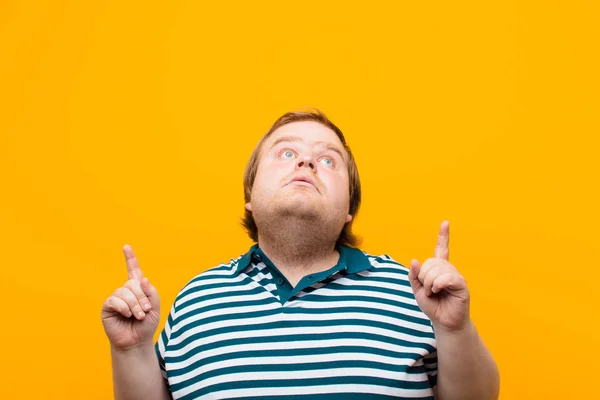 Young Big Size Man Feeling Awed Open Mouthed Pointing Upwards — Stock Photo, Image