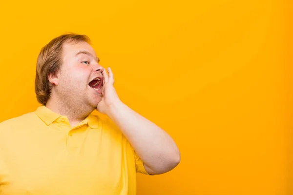 Vista Perfil Mirando Feliz Emocionado Gritando Llamando Para Copiar Espacio — Foto de Stock