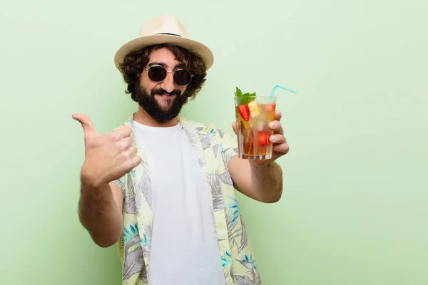 Jovem Louco Barbudo Com Cocktail Conceito Turístico — Fotografia de Stock