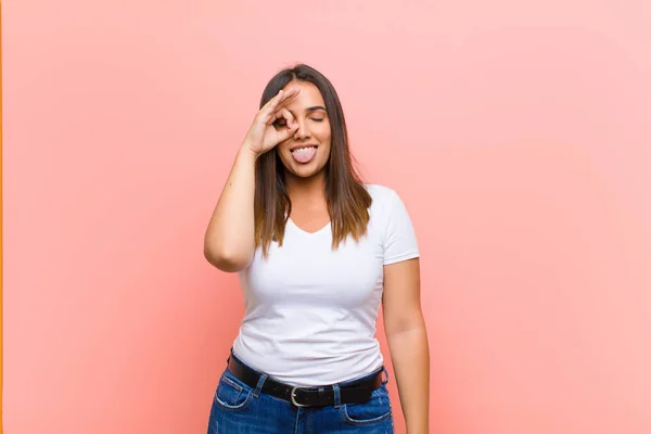 Junge Hübsche Hispanische Frau Lächelt Fühlt Sich Selbstbewusst Erfolgreich Und — Stockfoto