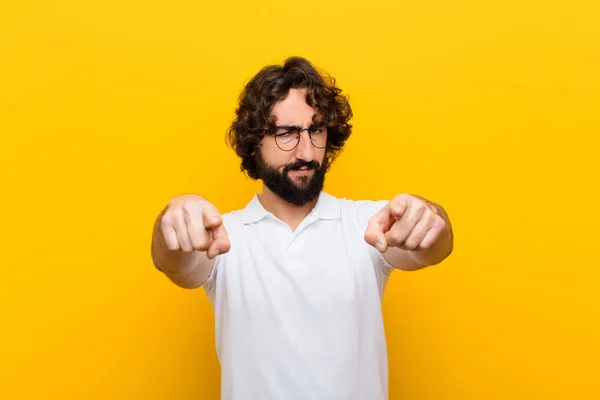 Junger Verrückter Der Mit Beiden Fingern Und Wütendem Gesichtsausdruck Die — Stockfoto