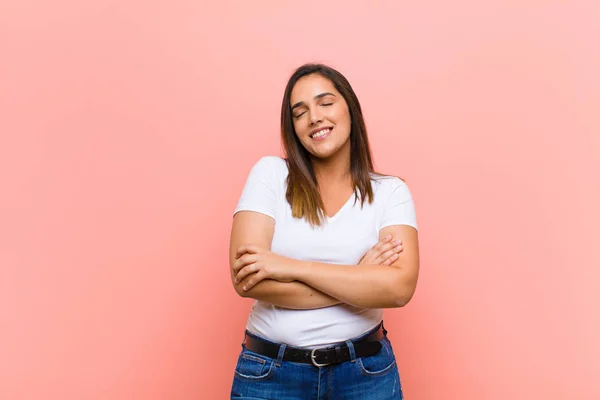 Junge Hübsche Hispanische Frau Lacht Glücklich Mit Verschränkten Armen Mit — Stockfoto