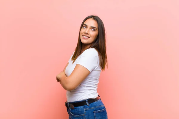 Junge Hübsche Hispanische Frau Lächelt Fröhlich Fühlt Sich Glücklich Zufrieden — Stockfoto