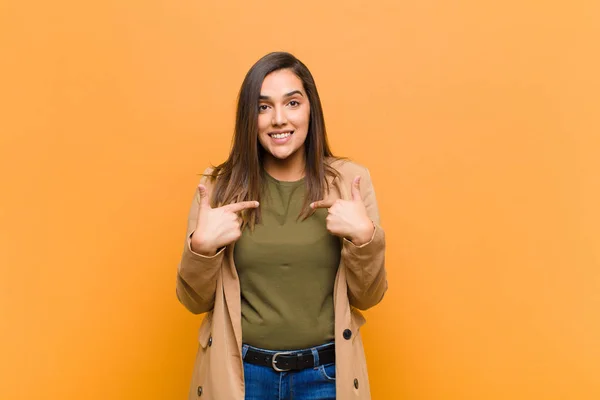 Joven Bonita Mujer Sintiéndose Feliz Sorprendida Orgullosa Apuntando Misma Con —  Fotos de Stock