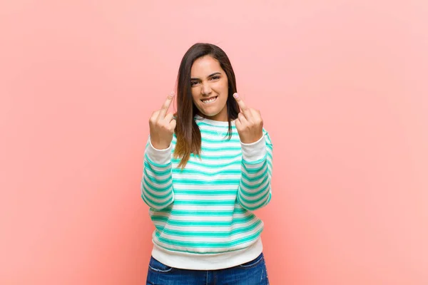 Jovem Mulher Bastante Hispânica Sentindo Provocante Agressivo Obsceno Lançando Dedo — Fotografia de Stock