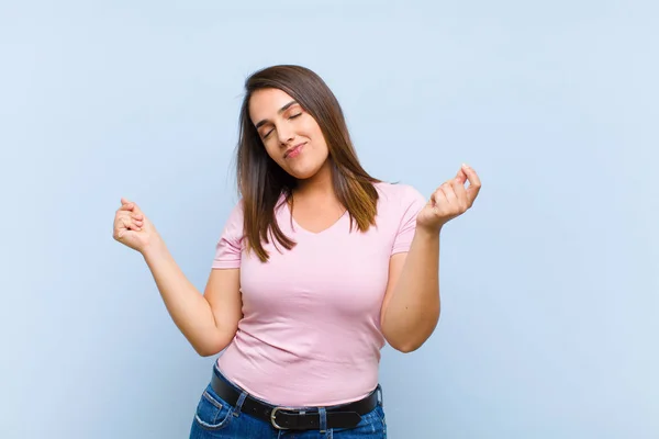 Joven Bonita Mujer Sonriendo Sintiéndose Despreocupada Relajada Feliz Bailando Escuchando —  Fotos de Stock