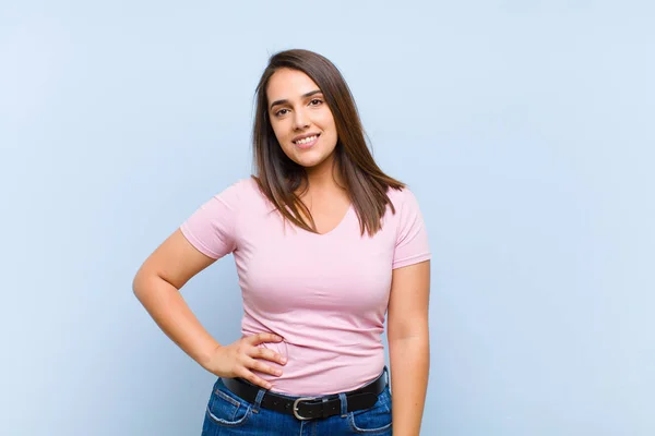 Junge Hübsche Frau Lächelt Glücklich Mit Einer Hand Der Hüfte — Stockfoto