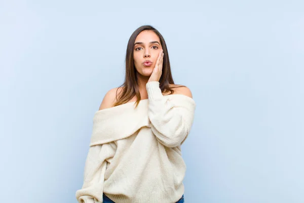 Giovane Bella Donna Sente Scioccato Stupito Tenendo Faccia Faccia Con — Foto Stock