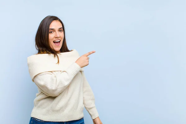 Jong Mooi Vrouw Kijken Opgewonden Verrast Wijzend Naar Kant Omhoog — Stockfoto