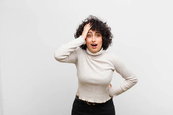 Jovem Bonita Afro Mulher Olhando Feliz Surpreso Surpreso Sorrindo Percebendo — Fotografia de Stock