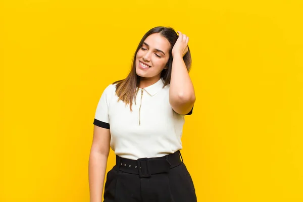 Jovem Mulher Bonita Sorrindo Alegre Casualmente Tomando Mão Cabeça Com — Fotografia de Stock