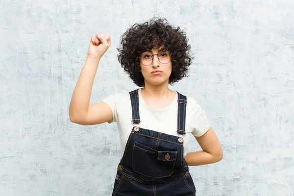 Ung Söt Afro Kvinna Känner Sig Allvarlig Stark Och Upprorisk — Stockfoto