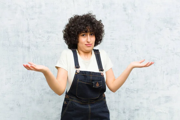 Jovem Bonita Afro Mulher Olhando Confuso Confuso Estressado Perguntando Entre — Fotografia de Stock