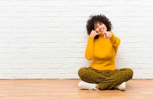 Jonge Mooie Afro Vrouw Glimlachend Vrolijk Wijzend Naar Camera Tijdens — Stockfoto