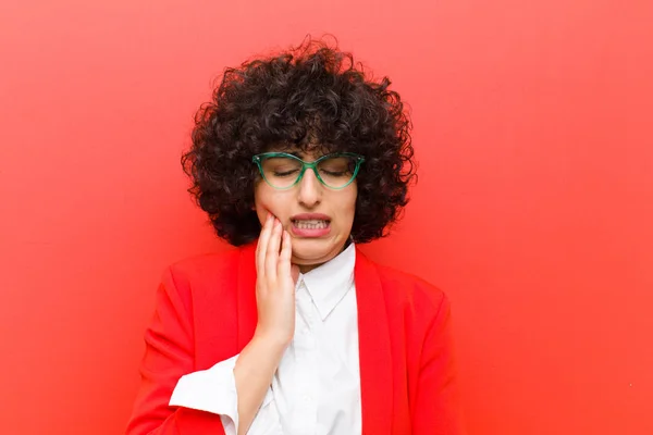 Ung Söt Afro Kvinna Håller Kinden Och Lider Smärtsam Tandvärk — Stockfoto