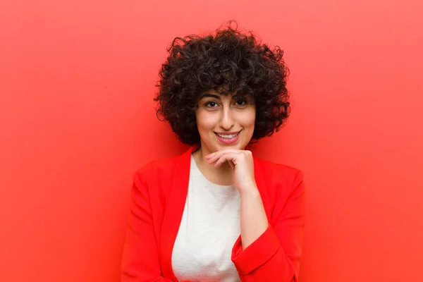 Jong Mooi Afro Vrouw Kijken Gelukkig Glimlachen Met Hand Kin — Stockfoto